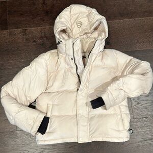 Aritzia Super Puff Shorty in White Birch